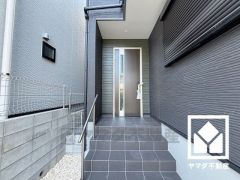 ZEH水準の高い省エネ性能を備えており、光熱費などのランニングコストを抑えられます。夏は涼しく、冬は暖かい、季節に関わらず快適に過ごせる住宅です。