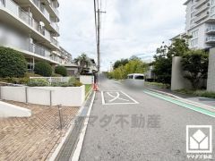 「業務スーパー塚口店」まで徒歩10分、複合商業施設「塚口さんさんタウン」まで徒歩11分など、お買い物施設が徒歩圏内に複数あり便利な住環境です。