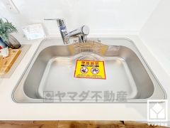 清潔感あふれるシンクで、毎日を気持ちよくスタート。浄水器付きなので、いつでも安心・安全な水をお使いいただけます。