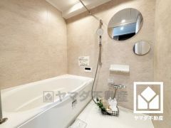 清潔感あふれる空間で、毎日のバスタイムをより快適に。真冬の寒い浴室を暖かく、また雨の日の洗濯物の乾燥にと多用途に活躍する浴室暖房乾燥機付きです。