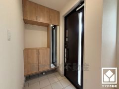 ドアのスリット窓から光が差し込み、外出時にも帰宅時にも、明るい気持ちになれる玄関です。お出かけの前のチェックにも便利な鏡付き。