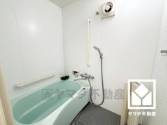 1日の疲れを癒す浴室でゆったりリフレッシュ。清潔感あふれる空間で、毎日のバスタイムをより快適に。