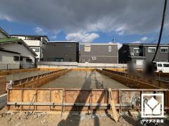 キッチンには大容量のパントリーや床下収納もございます。まとめ買いしても心配要らずの収納力です。パントリーは稼働棚付きで整理整頓がしやすい設計になっています。