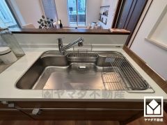 清潔感あふれるシンクで、毎日を気持ちよくスタート。浄水機能付水栓なので、いつでも安心・安全な水をお使いいただけます。