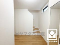 シンプルで洗練された玄関スペース。帰るたびにホッとできる、心地よい住まいの入り口。