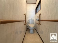 明るく清潔感溢れるトイレです。手摺り付きのため、立ち座りが楽になります。