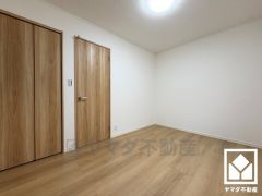 約6帖の3階洋室です。全居室にクローゼットがございますので、お部屋の広さを最大限に活用できます。