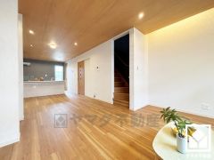 広々18.3帖のLDKが魅力。家族全員がリラックスできる、ゆったりとした快適リビングで温かい団らんの時間を。