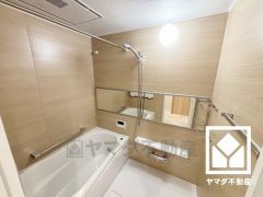 1日の疲れを癒す浴室でゆったりリフレッシュ。清潔感あふれる空間で、毎日のバスタイムをより快適に。