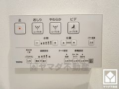 温水洗浄便座で、清潔感と快適さを両立したトイレ空間。