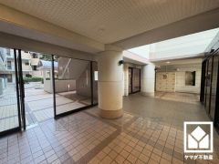 広々とした明るいエントランス。綺麗に整備されており、帰宅時や来客時にも気持ちの良い空間です。