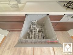 毎日の家事の負担を軽減でき、水道代の節約にもなる食器洗乾燥機付き。