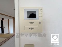 突然の来訪時でも安心なモニター付きインターホンを完備。お留守番中のお子様でも簡単に来訪者の確認ができます。