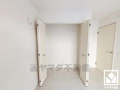 衣類も小物もスッキリ整理、使いやすいクローゼットで快適空間。