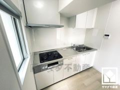 明るい白色で統一された清潔感のあるデザインが魅力のシステムキッチンです。