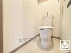 トイレットペーパーのストックや、消耗品置き場などとしてお使いいただける吊戸棚がございます。