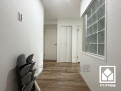 シンプルで洗練された玄関スペース。帰るたびにホッとできる、心地よい住まいの入り口。