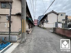 3面鏡の洗面台がございます。シャワー水栓付きなので、忙しい朝でも身支度がしやすく時短になります。