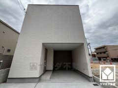 落ち着いた色合いと直線的な美しさが調和したモダンな外観。帰るたびに安心感を感じられる佇まい。