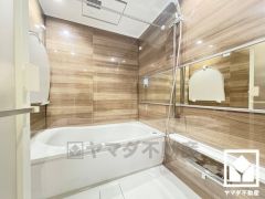 1日の疲れを癒す浴室でゆったりリフレッシュ。ナチュラルな木目調のパネルは落ち着いた雰囲気を演出してくれます。鏡が横長なので、お子様でも見やすく便利です。