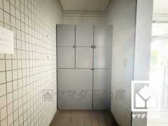 宅配ボックスも完備しています。留守でも安心、荷物の受け取りをスムーズに。