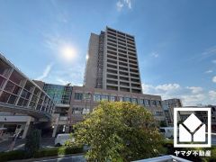 使いやすさとデザイン性を両立。落ち着いた木目調のデザインが魅力のクリナップ製のW2100サイズのシステムキッチン「ラクエラ」を設置。空間を有効活用できる壁付けタイプです。