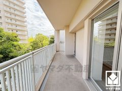 東側バルコニーは広々としているため、お洗濯物をたっぷりと干す事ができます。