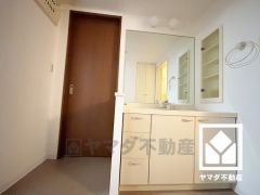 収納付きでスッキリお使い頂ける洗面台です。ワイドなカウンターで、忙しい朝でも身支度がしやすく時短になります。