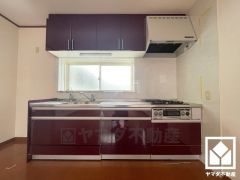 フロアキャビネットや吊戸棚など収納スペースが充実しており、スッキリとした空間が保てます。（リフォーム前の写真です）