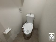 トイレは温水洗浄便座付きで、季節を問わずいつでも温かい便座をお使いいただけます。