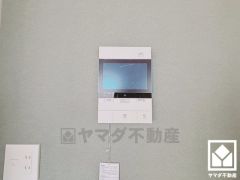 突然の来訪時でも安心なモニター付きインターホンを完備。お留守番中のお子様でも簡単に来訪者の確認ができます。