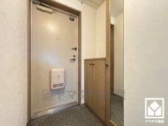 シンプルで洗練された玄関デザイン。帰るたびにホッとできる、心地よい住まいの入り口。お出かけの前のチェックにも便利な鏡付きです。