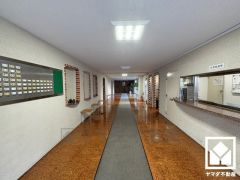 心地よい空間が広がる、清潔で美しいロビー。日勤の管理人さんが、快適な日常生活をサポートしてくださいます。