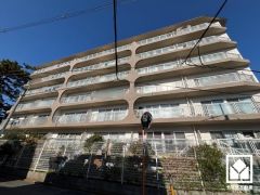 西側には緑豊かな武庫川が流れており、ゆったりとした川沿いにはサイクリングロードや遊歩道も整備されており、美しい自然の中でお散歩やサイクリング・ジョギングなどの運動も楽しめる住環境です。