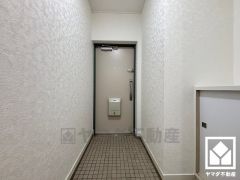 白を基調とした明るい玄関で、毎日を爽やかにスタート。帰るたびにホッとできる、心地よい住まいの入り口。