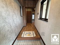 洗練されたデザインの玄関スペース。上質な空間演出でお出迎え、住まいの第一印象を美しく。