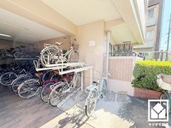 サイクルラックの設置された駐輪場を完備。スッキリ整理されて、自転車同士の接触や転倒の心配がございません。屋内なので、雨や風、直射日光から自転車を守ることができます。（1住戸1台有、2台目から月額100