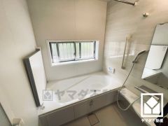 浴室1坪以上でゆったり足が伸ばせるので、毎日の疲れを癒やすバスタイムを実現。小窓が付いているので明るく、こもりがちな湿気もすぐ取り除くことができます。