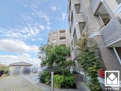 敷地内にロボットゲート付きの駐車場を完備（月額3000円～7000円）。重い荷物や雨の日の移動もスムーズで、快適なカーライフを実現。