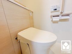 お手入れがしやすく節水効果も高いタンクレストイレです。2連トイレットペーパーホルダーなのでお取替えの手間も軽減できます。