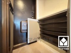 シューズボックス付きで、家族の靴もしっかり収納。玄関がいつも片付き、気持ちよくお客様を迎えられます。