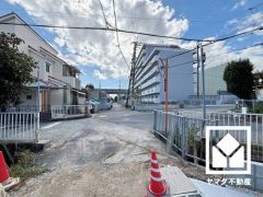 駐車スペース確保。玄関のそばで荷物の上げ下ろしができるので便利です。