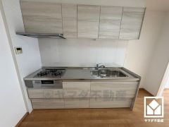 キッチンは空間を有効活用できる壁付けタイプ。キッチン収納の多さもお料理を楽にしてくれるポイントです。