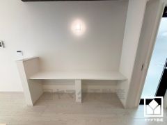 キッチン横には趣味や在宅ワークなど多用途にお使いいただけるDENスペースを設置。ちょっとした作業も捗ります。