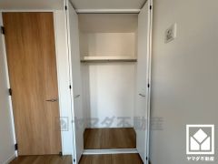 クローゼットは奥行きがあるので、収納力も申し分ありません。お洋服はもちろん、スーツケースなどの大物もしっかり収納できます。