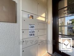 宅配ボックスも完備しています。留守でも安心、荷物の受け取りをスムーズに。