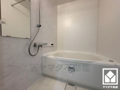 1日の疲れを癒す浴室でゆったりリフレッシュ。清潔感あふれる空間で、毎日のバスタイムをより快適に。