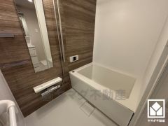 1日の疲れを癒す浴室でゆったりリフレッシュ。ナチュラルな木目調のアクセントパネルは落ち着いた雰囲気を演出してくれます。