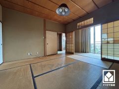 約8帖の2階和室です。縁側からバルコニーにつながるお部屋で、通風・陽当たり良好。