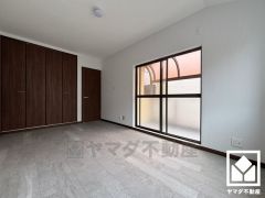 バルコニーにつながるお部屋で、通風・陽当たり良好。